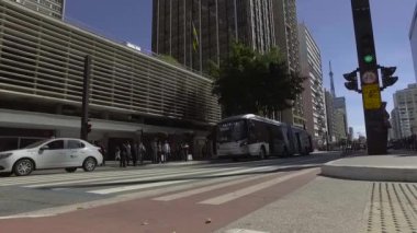 SAO PAULO, SP - HAZİRAN 2017 - Güneşli bir günde Paulista Bulvarı 'nın kaldırımında yürüyen insanların yavaş kamerası