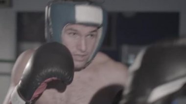 Bir Brezilyalı boksör, arkadaşıyla So Paulo 'da spor salonunda antrenman yapıyor.