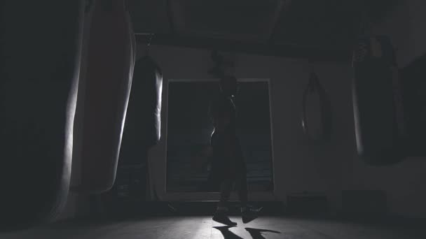Бразильский боксер готовится драться в спортзале — стоковое видео