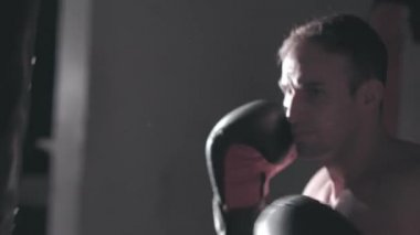 Brezilyalı bir boksör spor salonunda dövüşmeye hazırlanıyor.