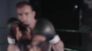 Brezilyalı bir boksör kamera için yumruk hareketleri gösteriyor.