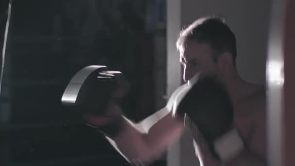 Un boxeador brasileño se prepara para luchar en un gimnasio — Vídeos de Stock