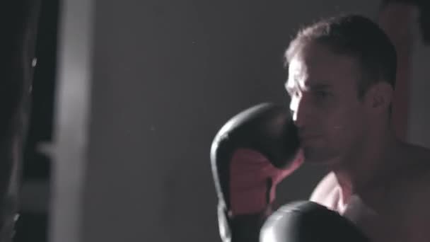 Een Braziliaanse bokser bereidt zich voor om te vechten in een sportschool — Stockvideo