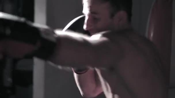 Un boxeador brasileño se prepara para luchar en un gimnasio — Vídeo de stock