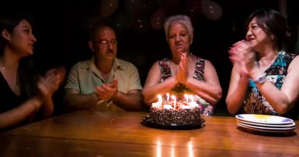 Een Braziliaanse Familie Die Felicitaties Zingt — Stockvideo