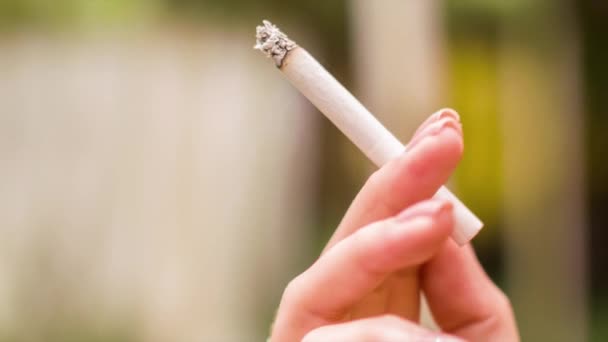 Une Femme Tenant Une Cigarette Devant Maison — Video