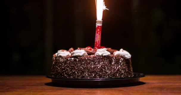 Pastel Chocolate Con Velas Para Cantar Cumpleaños — Vídeo de stock