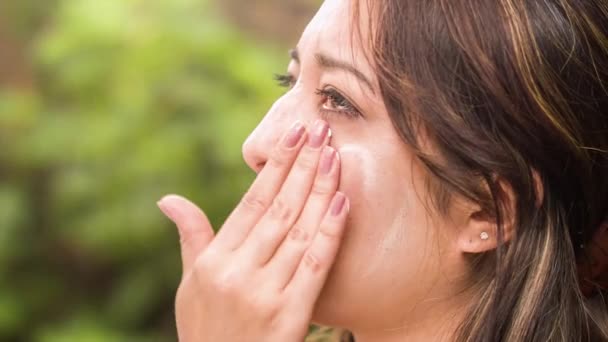 Une Jeune Femme Met Crème Solaire Sur Son Visage — Video