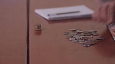 Brezilyalı bir adamın eli hızla paralarını sayar.