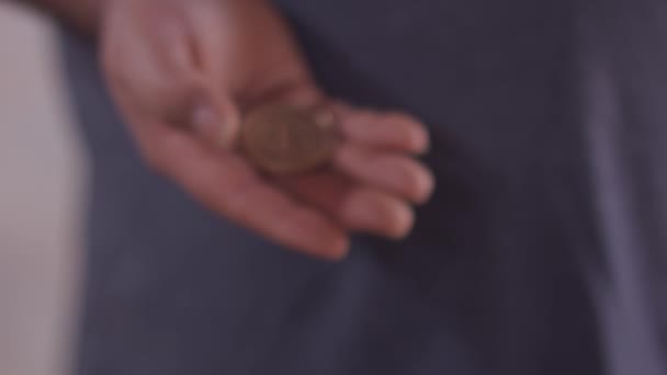 一位巴西绅士的手显示了比特币货币的价值 — 图库视频影像