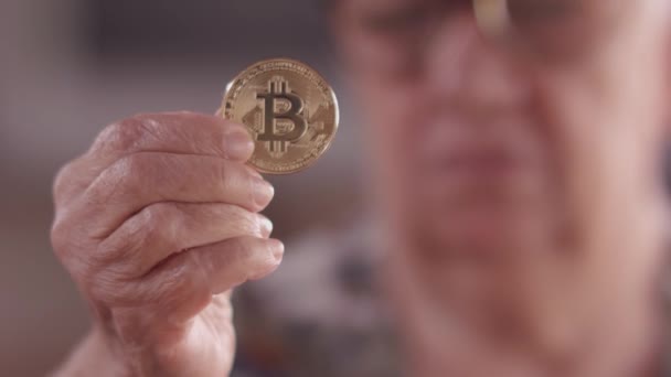 Χέρι Μιας Βραζιλιάνας Γριάς Δείχνει Την Αξία Του Νομίσματος Bitcoin — Αρχείο Βίντεο