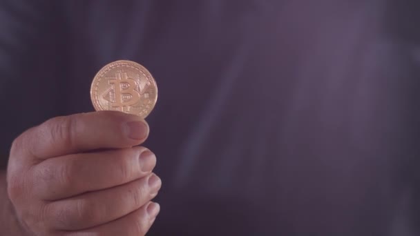 Manos Caballero Brasileño Muestra Valor Moneda Bitcoin — Vídeos de Stock