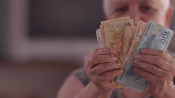 Eine Ältere Brasilianerin Zeigt Wie Viel Geld Sie Für Die — Stockvideo