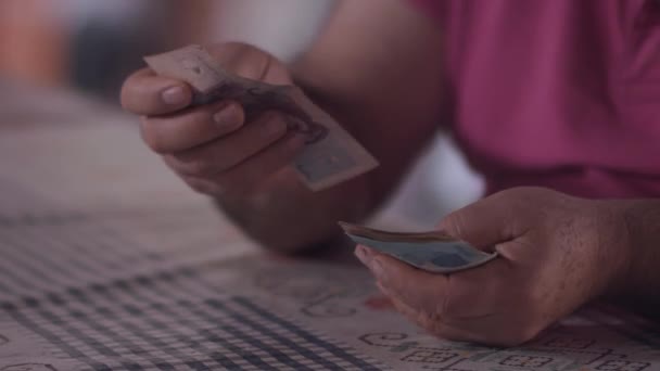 Ένας Μεσήλικας Βραζιλιάνος Μετράει Χρήματα Για Πληρώσει Τους Λογαριασμούς Του — Αρχείο Βίντεο