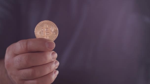 Mano Una Anciana Brasileña Muestra Valor Moneda Bitcoin — Vídeos de Stock
