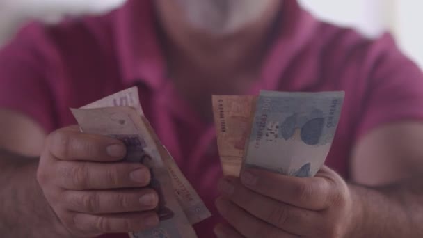 Бразилец Средних Лет Считает Деньги Оплатить Счета Дом — стоковое видео