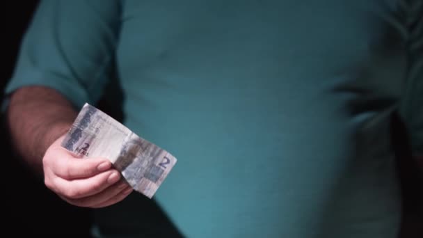 Homem Velho Com Sobrepeso Brasileiro Mostra Nota Reais Para Câmera — Vídeo de Stock