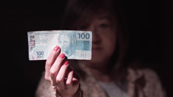 Een Braziliaanse Dame Toont Een Noot Van 100 Reais Voor — Stockvideo