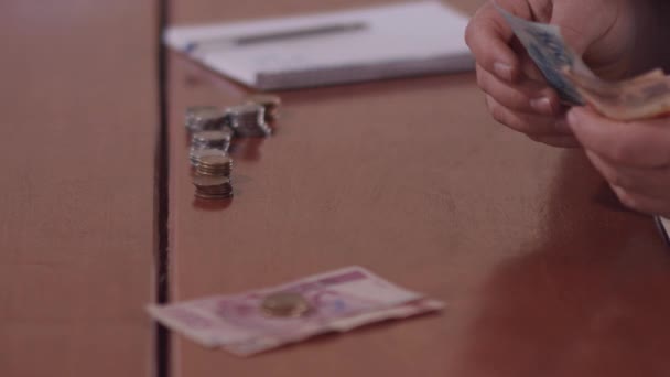 Orta Yaşlı Brezilyalı Bir Adam Evin Faturalarını Ödemek Için Para — Stok video