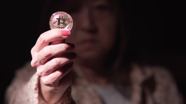 Een Braziliaanse Dame Toont Aan Camera Een Bitcoin Munt — Stockvideo