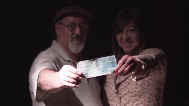 Una Pareja Brasileña Muestra Una Cámara Por 100 Reales — Vídeos de Stock