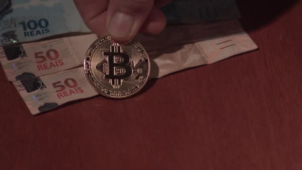 Une Pièce Bitcoin Est Placée Sur Dessus Des Billets 100 — Video