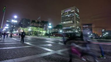 Sao Paulo - 19 Temmuz 2015 Brezilya 'nın en büyük şehri Timelapse, hiç uyumayan bir metropol. Merkezde, tiyatrolarda, caddelerde ve bu güzel şehrin işlek caddelerinde geziniyorum.