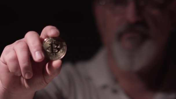 Ein Mann Brasilianischen Alters Zeigt Der Kamera Eine Bitcoin Münze — Stockvideo
