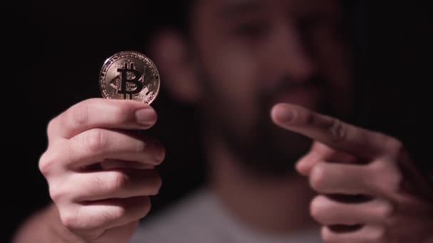 Seorang Pemuda Brasil Memegang Dan Menunjukkan Bitcoin Koin Untuk Kamera — Stok Video