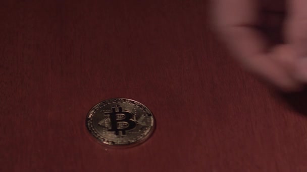Moedas Bitcoin São Colocadas Mesa Arranjo Harmonioso — Vídeo de Stock