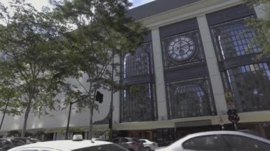 SAO PAULO, SP - BREZİL HAZİRAN 2017 - İnsanlar güneşli bir günde alışveriş merkezinin önünde So Paulo Bulvarı 'nda yürür