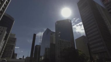SAO PAULO, SP - HAZİRAN 2017 - İnsanlar güneşli bir günde So Paulo Bulvarı 'nda yürüyor