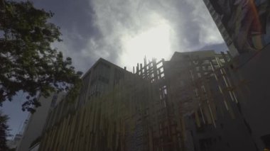 SAO PAULO, SP - HAZİRAN 2017 - İnsanlar güneşli bir günde So Paulo Bulvarı 'nda yürüyor