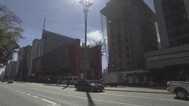 SAO PAULO, SP - BREZİL HAZİRAN 2017 - İnsanlar güneşli bir günde kitle müzesinin önünde So Paulo Bulvarı 'nda yürüyor