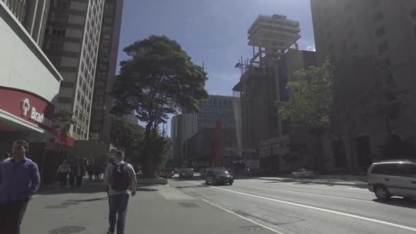 Sao Paulo Brazil July 2017 阳光灿烂的一天 人们在圣保罗大街上走在Masp博物馆前 — 图库视频影像