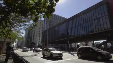 SAO PAULO, SP - BREZİL HAZİRAN 2017 - İnsanlar güneşli bir günde kitle müzesinin önünde So Paulo Bulvarı 'nda yürüyor