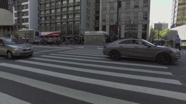 Sao Paulo Brazil July 2017 阳光灿烂的一天 人们在圣保罗大街上走在Masp博物馆前 — 图库视频影像