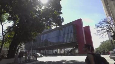 SAO PAULO, SP - BREZİL HAZİRAN 2017 - İnsanlar güneşli bir günde Sao Paulo Bulvarı 'nda yürürler