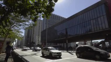 SAO PAULO, SP - BREZİL HAZİRAN 2017 - İnsanlar güneşli bir günde kitle müzesinin önünde So Paulo Bulvarı 'nda yürüyor