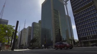 SAO PAULO, SP - BREZİL HAZİRAN 2017 - İnsanlar güneşli bir günde kitle müzesinin önünde So Paulo Bulvarı 'nda yürüyor