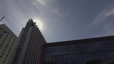SAO PAULO, SP - BREZİL HAZİRAN 2017 - İnsanlar güneşli bir günde kitle müzesinin önünde So Paulo Bulvarı 'nda yürüyor