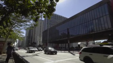 SAO PAULO, SP - BREZİL HAZİRAN 2017 - İnsanlar güneşli bir günde kitle müzesinin önünde So Paulo Bulvarı 'nda yürüyor
