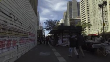 SAO PAULO, SP - HAZİRAN 2017 - İnsanlar güneşli bir günde So Paulo Bulvarı 'nda yürüyor