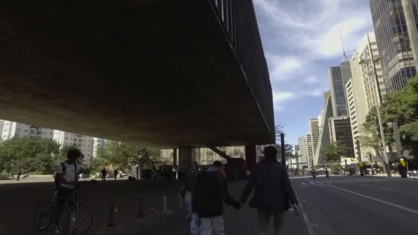 Sao Paulo Brazil Heinäkuu 2017 Ihmiset Kävelevät Paulo Avenue Aurinkoisena — kuvapankkivideo