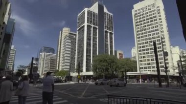 SAO PAULO, SP - HAZİRAN 2017 - İnsanlar güneşli bir günde So Paulo Bulvarı 'nda yürüyor