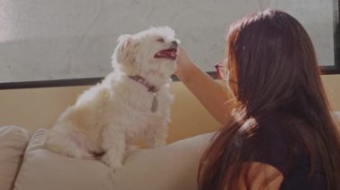 Anne ve kızı mutfakta konuşuyorlar ve yemek pişiriyorlar.