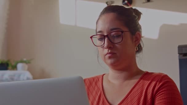 Eine Frau Arbeitet Ihrem Computer Der Mitte Der Küche Während — Stockvideo