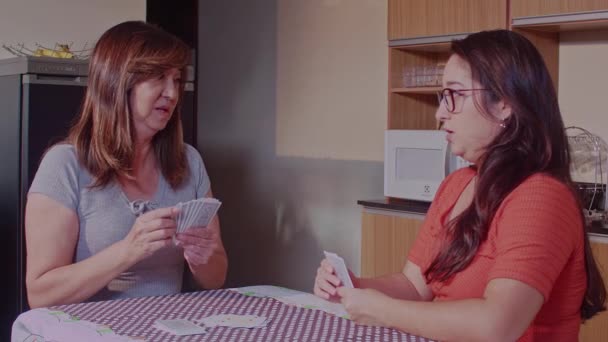 Mãe Filha Jogam Cartas Uma Mesa — Vídeo de Stock