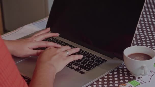 Una Mujer Trabaja Computadora Medio Cocina Mientras Toma Café — Vídeos de Stock