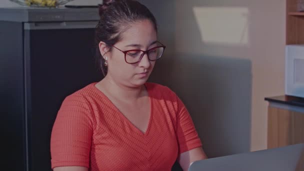 Uma Mulher Trabalha Seu Computador Meio Cozinha Enquanto Toma Café — Vídeo de Stock